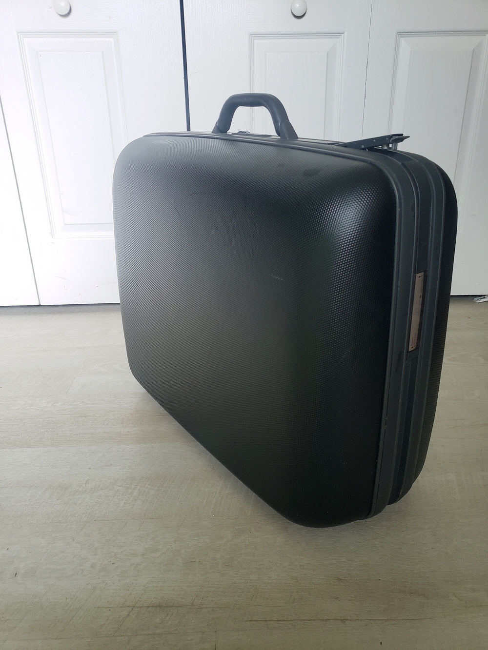 Black Hard Shell SAMSONITE Luggage with Built-in Wheels & its Original Keys